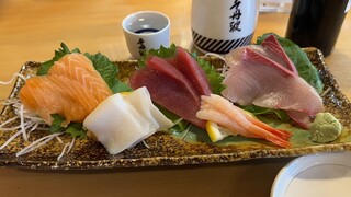 Sushiya Izakaya Yataizushi - 刺身5点 1099円。