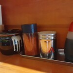 ラーメン 盛太郎 - カウンター常備の面々。箸立て横のツボには、途中からお世話になります....