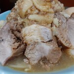 ラーメン 盛太郎 - 小ぶりだからか豚さんが１つ多いのと右奥の煮玉子、いつもありがとうございますm(_ _)m少々厚めな豚さんは柔らか＆醤油感ありでした。
