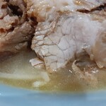 ラーメン 盛太郎 - スープは天地返ししたのち醤油感ありありとなるも、カウンター常備のツボの中身を沢山入れることで醤油感が落ちるため、醤油ボトルを少し入れて味調整。最初からカラメコールしておくべきだったかなあ....