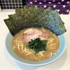 横浜家系ラーメン みさきや - ラーメン800円麺硬め。海苔増し150円。