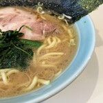 横浜家系ラーメン みさきや - 旨味があってバランスのいいスープ。