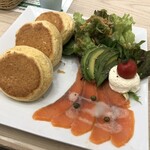 幸せのパンケーキ - サーモンとアボカドのチーズムースパンケーキ