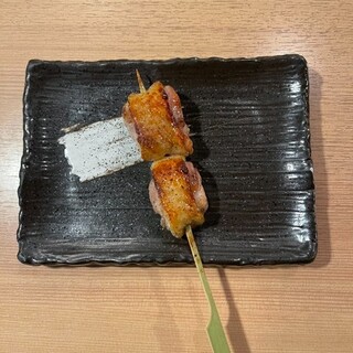 Yakitori (grilled chicken skewers) made with rare parts is also recommended! Enjoy a skewer made with charcoal