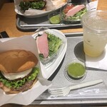 the 3rd Burger アークヒルズサウスタワー店 - こっちは半熟玉子とベーコン、サラダの鴨肉サイコー