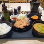 松のや - ムートート“タイ風豚バラ唐揚げ”定食豚汁セット890円