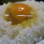 徳島ラーメン 麺王 - 生卵投入