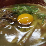 徳島ラーメン 麺王 - 生卵投入