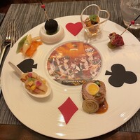 エンパイア・グリル - タコのガリシア風、イワシとパプリカのコンフィ、牛肉のファルスマグル、帆立貝のグリル サルピコンサラダを添えて、サーモンのマリネ ディルソース、牛たんのアランチーニ