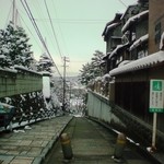 辻家庭園 - 庭園の高低差を実感できる，当園並びの急坂・長良坂（坂の下が犀川にかかる下菊橋，右側はお隣の料亭・金茶寮）