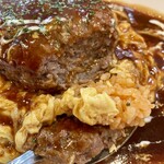 レストラン&スイーツ うふふ - ハンバーグオムライス　ご飯もしっかり詰まっている。