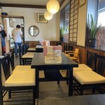 Jindaiji Monzen Soba Hompo - 奥の席から入口付近を望む