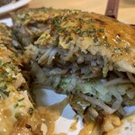 Okonomiyaki Teppanyaki Fuwa - 肉玉そばイカ天入り（中細麺）　中はこんな感じ