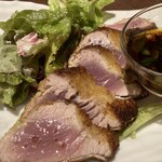 地酒と道産食材 一笑 - 初かつおのレアカツ