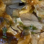 Okonomiyaki Teppanyaki Fuwa - 拡大写真　黒く細長いものがトロロ昆布