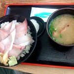 Jiza Kana Koubou - ブリ丼　￥1100　※写真とゼンゼン違いガッカリ…(；´Д｀) 