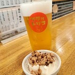 ブタにトリコ - 付きだし(550円)とビール(550円)
