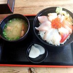 Jiza Kana Koubou - 特盛海鮮丼　￥1350　※写真とゼンゼン違いガッカリ…(；´Д｀) 
