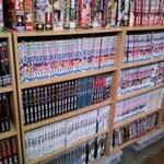 白樺 - 本棚には漫画の本がズラリとありました