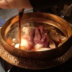 吹上庵 - 割り下を鍋肌に沿って入れています。