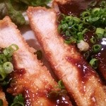 タケヤ食堂 - お肉アップ　少し甘めの赤味噌にゴマを合わせた自家製味噌だれ