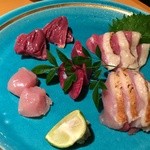 鮮度良好な状態で頂く鶏のお刺身。食感も良く薩摩の白醤油で頂きます。旨い。