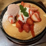 Dotoru Kohi Nouen - 私　苺のパンケーキストロベリーアイス添え　　スキレットで焼きたての上に苺　クリーム　アイスが乗ってます　　美味しかったァ　ペロリたいらげました