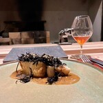 パルコ フィエラ - 小樽産6.0kgヒラメの昆布締めの炭焼き＆淡路島産浜茹でひじきの薪焼き
      （ボタンエビ等の魚介出汁を合わせた発酵ふき味噌ソース、西洋ネギのパウダー、ボタンエビの殻で作った塩）