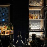 BAR NORD - ライトアップされたグラス棚