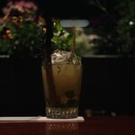 BAROSSA cocktailier - ① 季節果実のフルーツモヒート：ローズマリー&ジンジャー（フルーツは8種からの選択）