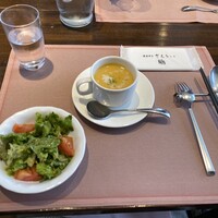 厳選洋食さくらい - オムライスセットのサラダ、スープ