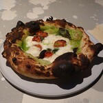 400℃ PIZZA TOKYO - DOC+G(水牛のモッツァレラ､セミドライトマト､えんどう豆のピューレ)  春のスペシャルマルゲリータ