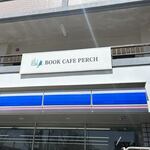 BOOK CAFE PERCH - お店はローソン春日千歳町店のあるビルの2階にあります。
 