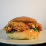 ブランジュムッシュ - 料理写真:・クリスピーチキンバーガー 389円/税込
