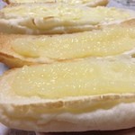 イタル･スギハラ - 朝食、コッペパンにリンゴバター（≧∇≦）