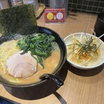 Ginya - 銀家ラーメン中盛トッピング菠薐草とピリ辛ネギ丼