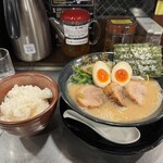 無敵家 - 無敵家らーめん ニクタマ 1400円 ※大盛 320g (無料)、ライス 並盛 250円
      2024年4月2日