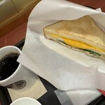 Kafe Beroche - モーニングA／トーストサンド とろ～りチーズ＆ツナ ～チェダーチーズ～、ブレンドコーヒー