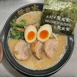 無敵家 - 無敵家らーめん ニクタマ 1400円 ※大盛 320g (無料)
      2024年4月2日