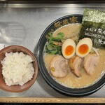 Mutekiya - 無敵家らーめん ニクタマ 1400円 ※大盛 320g (無料)、ライス 並盛 250円
                        2024年4月2日