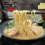 無敵家 - 「無敵家らーめん ニクタマ」の麺
            2024年4月2日