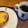 SOAR - ①大人の牛蒡サラダパン(税込176円)
粉チーズを掛けた生地、胡麻&牛蒡サラダに粒辛子マヨネーズを掛けて焼いてあります
お飲み物①HOT珈琲(税込295円)
駅近なのに寛いでのんびり出来るのが良いです