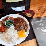 GOHAN-YA あたしんち - しょうが焼き定食 935円(税込)。
      カレー 650円(税込)。