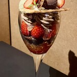 パフェ、珈琲、酒、佐藤 - ヘーゼルナッツとピスタチオと苺