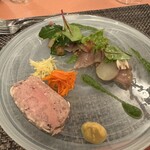 プールトワ - 豚レバーと魚の前菜、歯応えありでうまい