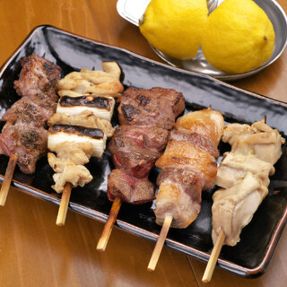 121 yen per bottle! `` Grilled offal'' with a secret sauce is a masterpiece that goes well with alcohol.