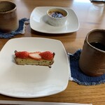 Yasaigashuyakunokominkabyufferesutorankakana - プチデザート１種　苺のタルト、クレームブリュレ