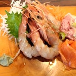 錦 - 料理写真:赤海老、サーモン、中落ちの盛り合わせでした。