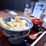 Hakata Mizutaki Tori Sukinabe Nishijin Hatsuki - ◆鶏天丼・・鶏肉だけでなく「海苔」や「茄子」「しめじ」など、天ぷらがたっぷり。 カラッと揚がり美味しいですね。タレが別添えなので、好みでお味付けできるのもいいですし。