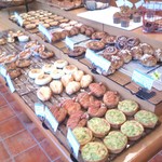 須恵の郷 - 朝からしっかりとパンが並んでいます。